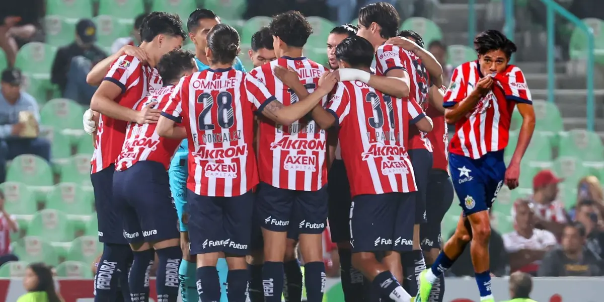 Padilla con jugadores de Chivas/FOTO: Podium Deportes