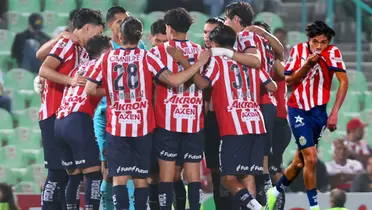 Padilla con jugadores de Chivas/FOTO: Podium Deportes