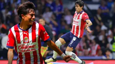 Padilla festejando y JJ en un partido con Chivas