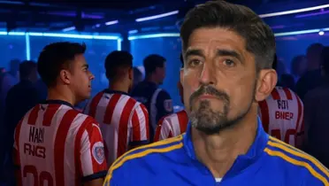 Paunovic y jugadores de Chivas (Foto: MEXSPORT y GROK)