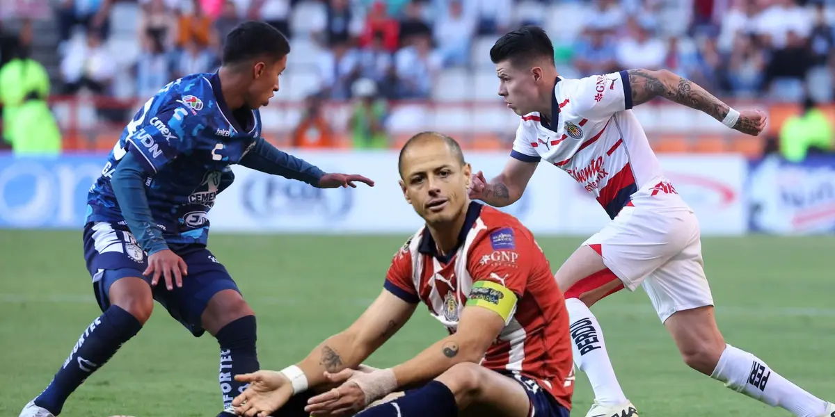 Pavél contra un defensa de Pachuca y chicharito en el suelo