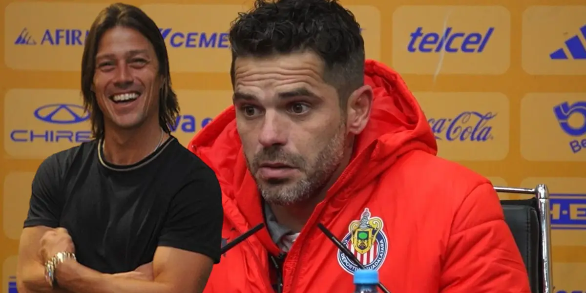 Pelado Almeyda sonriendo y Gago en conferencia de prensa