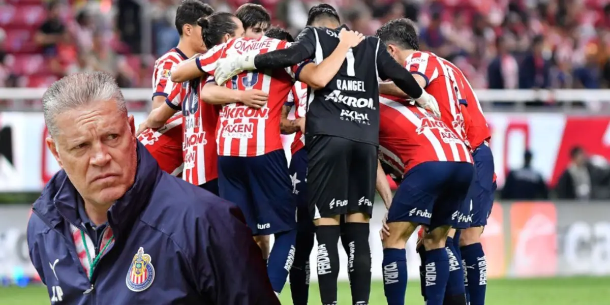 Peláez con jugadores de Chivas/FOTO: Tv Azteca