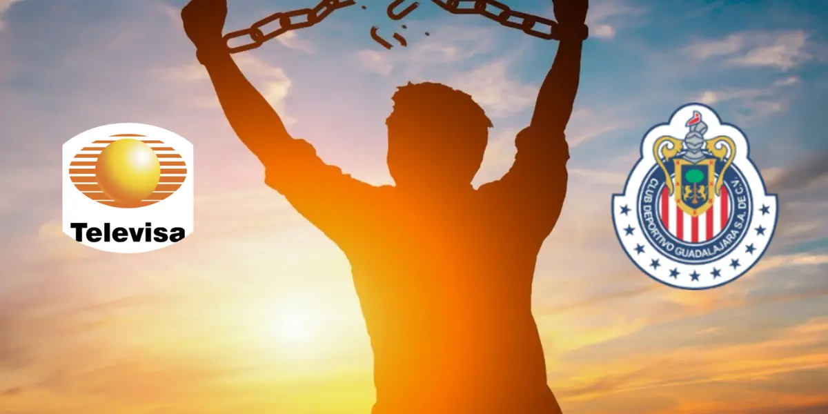 Persona rompe cadenas de sus manos, a la izquierda logo de Televisa, a la derecha el de Chivas / El Futbolero