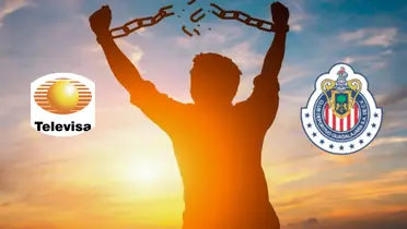 Persona rompe cadenas de sus manos, a la izquierda logo de Televisa, a la derecha el de Chivas / El Futbolero