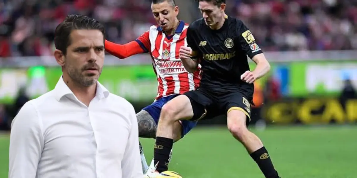 Piojo Alvarado disputando el balón con Marcel y Fernando Gago