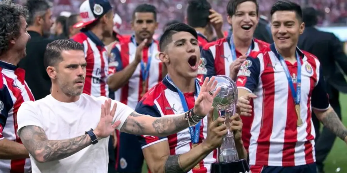 Pizarro junto a los jugadores de Chivas