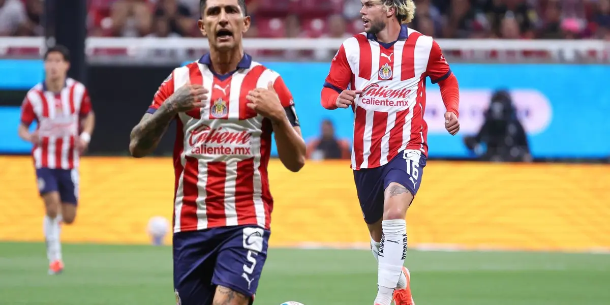 Pocho celebrando y Cowell conduciendo el balón