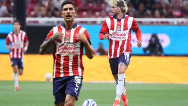 Pocho celebrando y Cowell conduciendo el balón