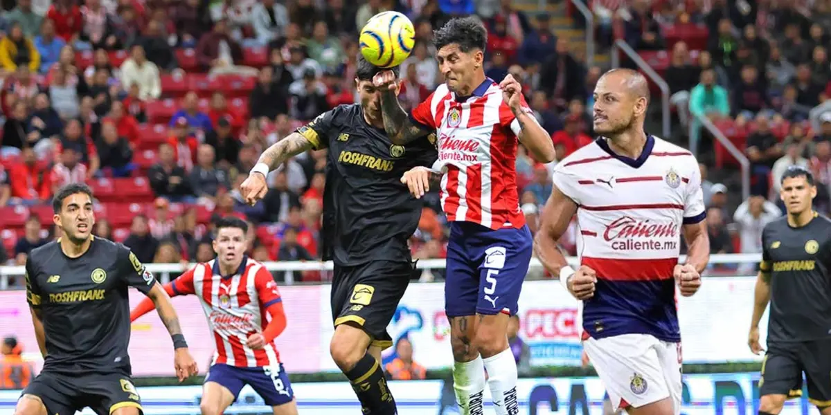 Pocho Guzmán peleando un balón vs Toluca y Chicharito