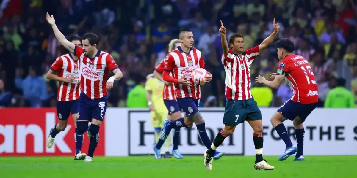 Ramón Ramírez con jugadores de Chivas