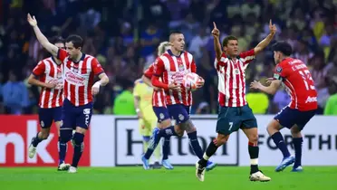 Ramón Ramírez con jugadores de Chivas