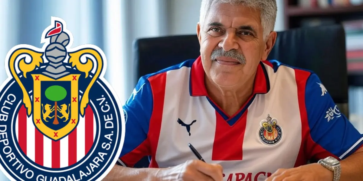 Ricardo Ferretti con la playera de Chivas (Foto: GROK)