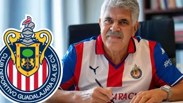 Ricardo Ferretti con la playera de Chivas (Foto: GROK)