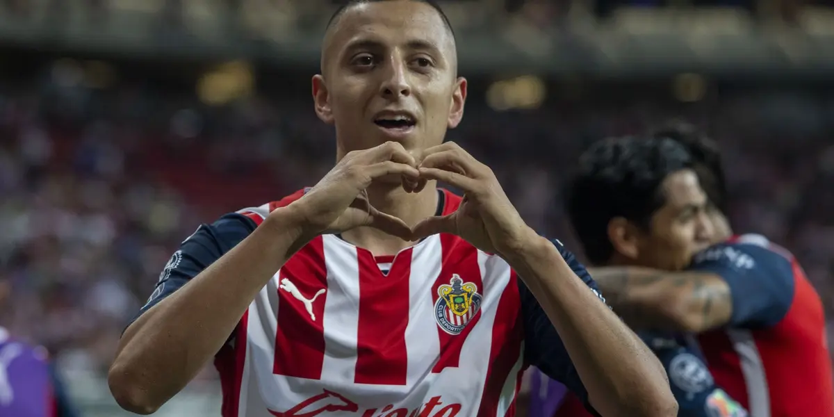 Roberto Alvarado festejando en el estadio de Chivas / TV Azteca