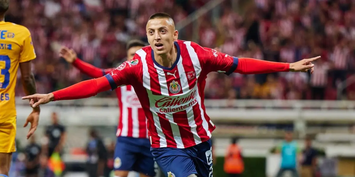 Roberto Alvarado fue el mejor jugador de Chivas en la liguilla y ahora podría salir del equipo.