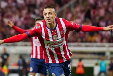 Roberto Alvarado fue el mejor jugador de Chivas en la liguilla y ahora podría salir del equipo.