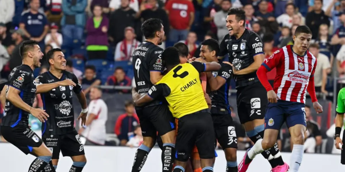 Ronaldo Cisneros con jugadores de gallos