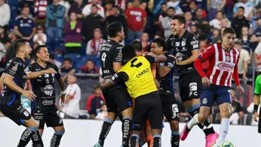 Ronaldo Cisneros con jugadores de gallos