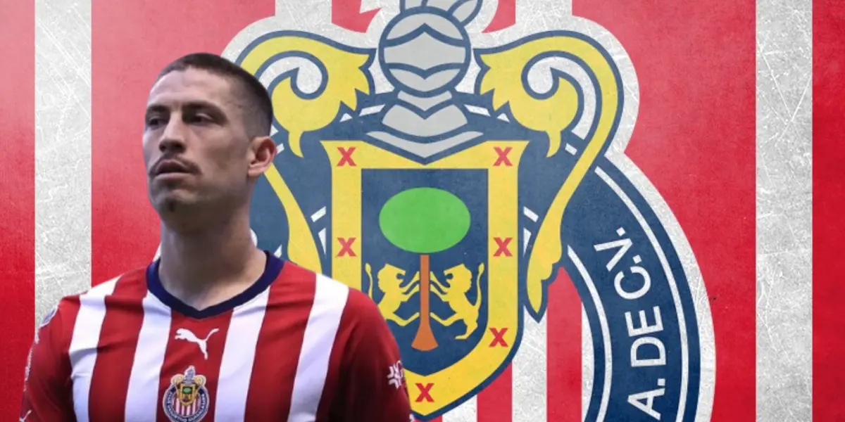 Santiago Ormeño junto a escudo de Chivas / FOTO FOX SPORTS