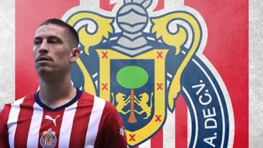 Santiago Ormeño junto a escudo de Chivas / FOTO FOX SPORTS