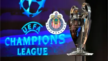 Trofeo de la Champions League en la derecha, a la izquierda escudo de Chivas / UEFA
