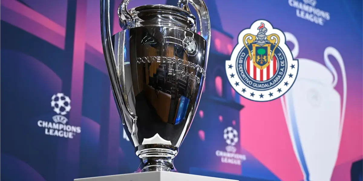 Trofeo exhibido en una gira de la Champions League, a la derecha escudo de Chivas / Marca