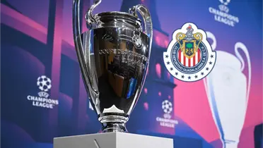 Trofeo exhibido en una gira de la Champions League, a la derecha escudo de Chivas / Marca