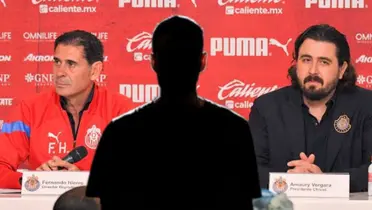 Una persona incógnita y al fondo Hierro y Vergara / Foto Mexsport