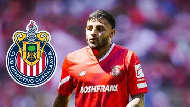 Vega y el escudo de Chivas/FOTO: Pulsoslp