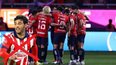 Vela con la playera de Chivas y jugadores del rebaño reunidos