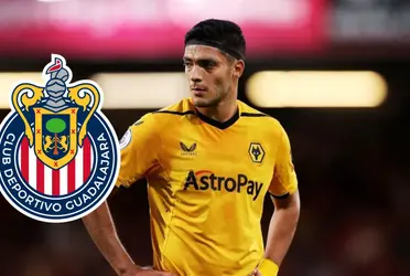 Vive su peor momento, pero Chivas podría analizar la opción de Raúl Jiménez para reforzar el ataque.