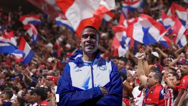 Wacho con la afición de Chivas/FOTO: DeporPuebla