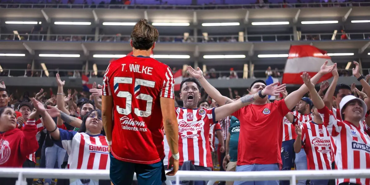 Wilke con la afición de Chivas/FOTO: Chivas en inglés