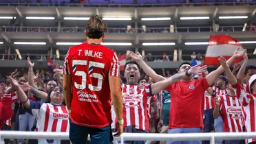 Wilke con la afición de Chivas/FOTO: Chivas en inglés