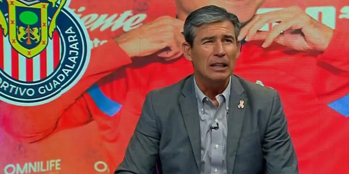 Yayo de la Torre con el Escudo de Chivas