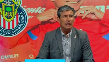 Yayo de la Torre con el Escudo de Chivas