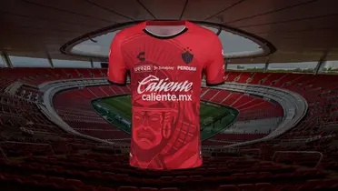 Akron de fondo, tomado de Chivas, con jersey de Atlas al frente