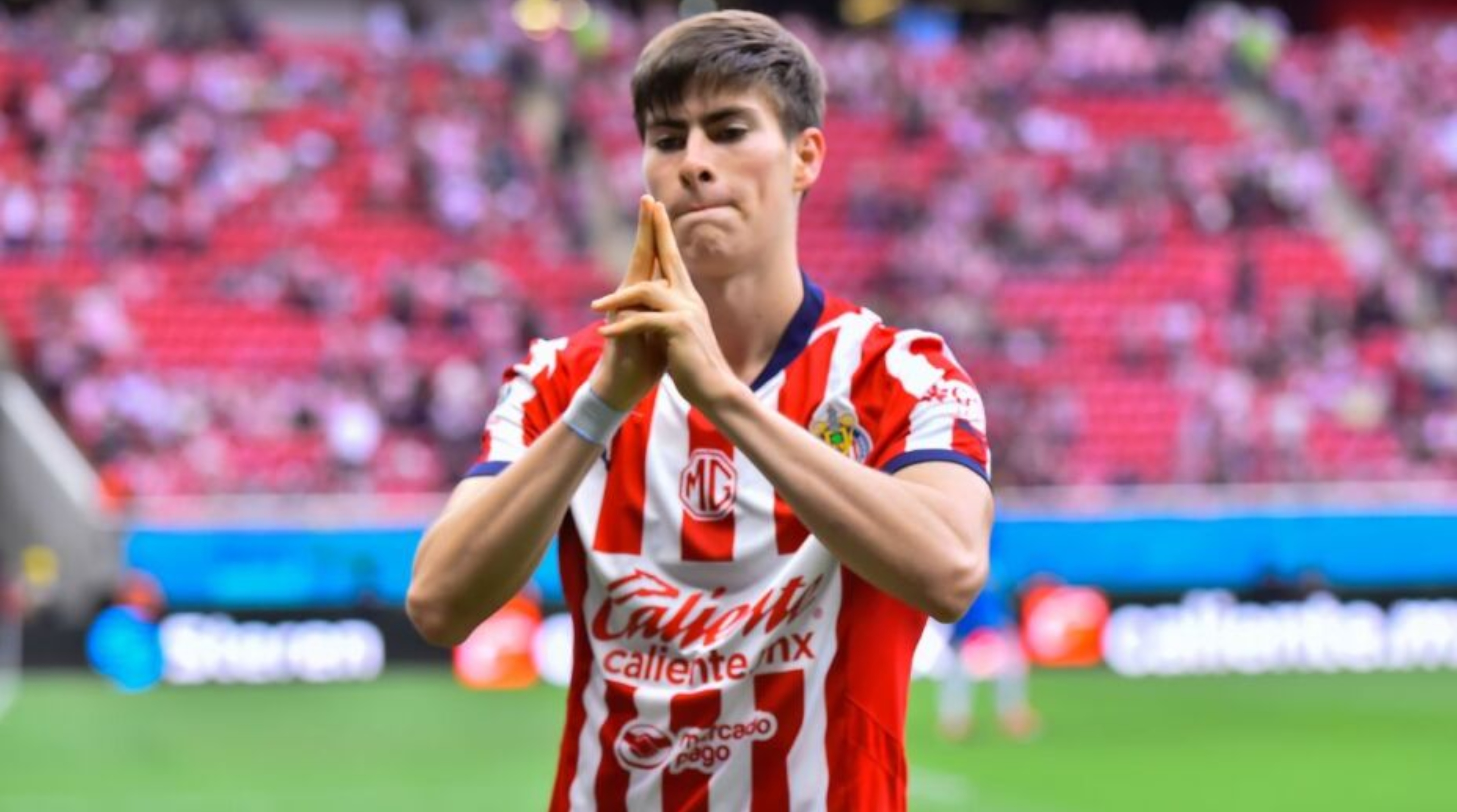 Armando González con la playera de las Chivas en un partido (Fuente: Mexsports) 