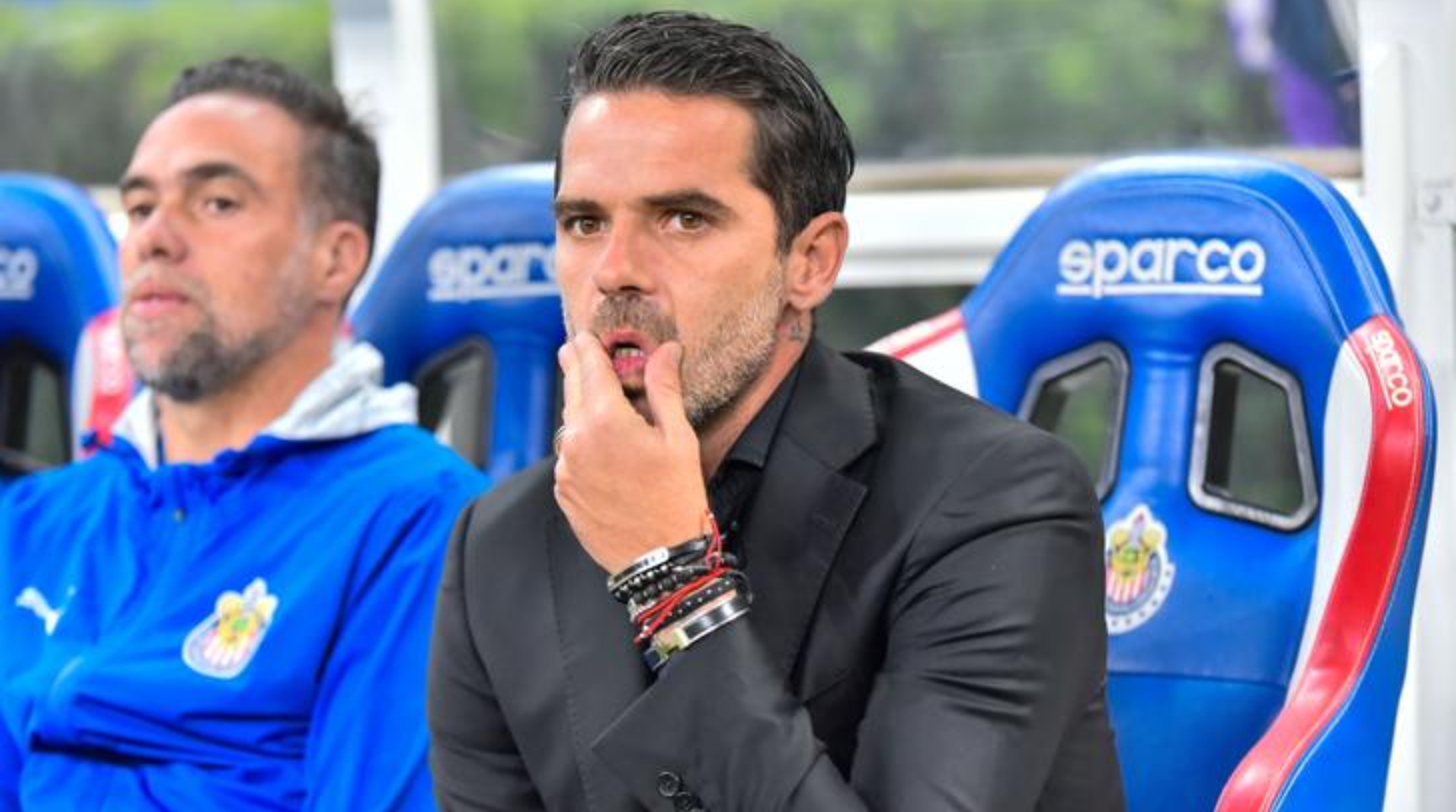 Fernando Gago en el banquillo de las Chivas de Guadalajara (Fuente: Mexsports) 