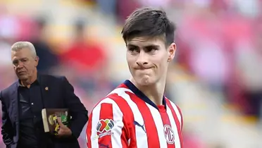 González en partido, con Aguirre al frente, foto del Futbolero