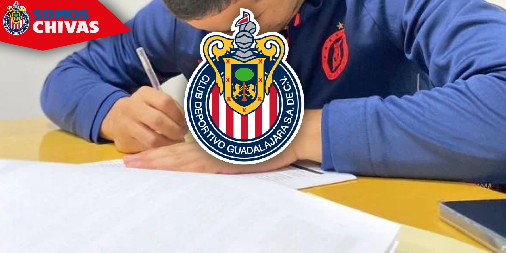 Jugador de Cruz Azul firmando contrato (Fuente: MEXSPORT)