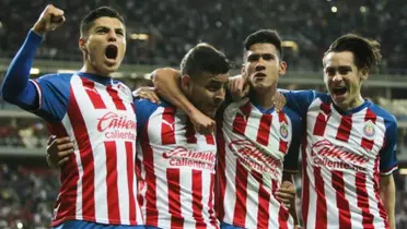 Jugadores de Chivas festejando uno de sus goles