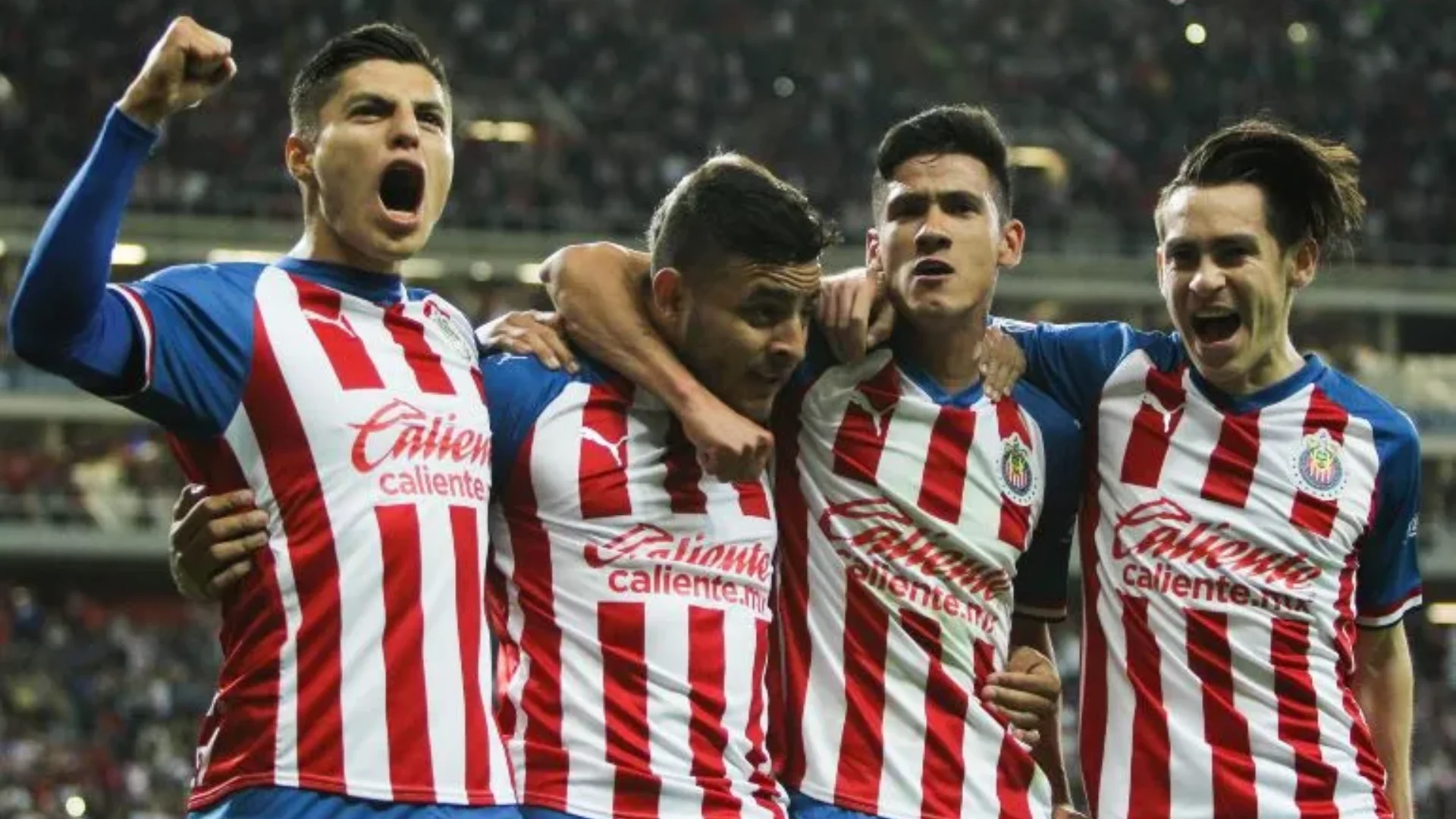 Jugadores de Chivas festejando uno de sus goles