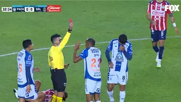 Luis Quiñones había sido expulsado, aunque el VAR revirtió la decisión. De acuerdo con el ex árbitro Fernando Guerrero, bien revertido.