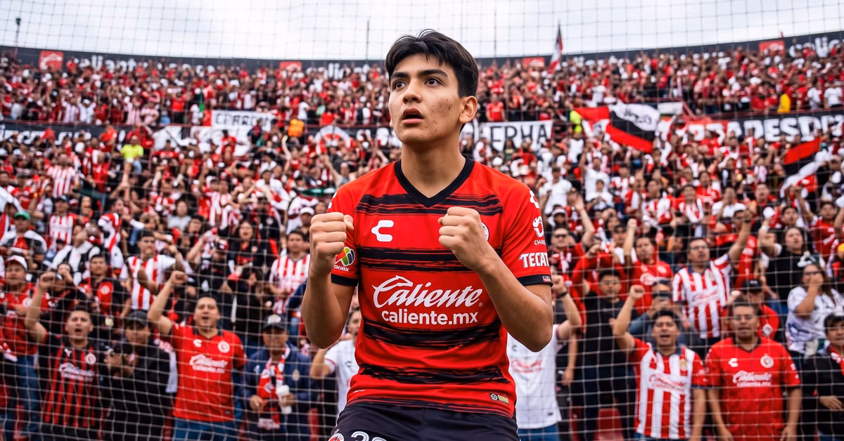 Afición de Chivas recibe con hostilidad a Gilberto Mora en el estadio Akron