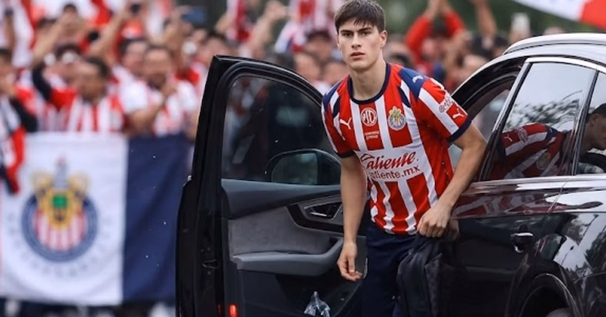 Armando González llegó a las prácticas de Chivas en un coche de 2 millones de pesos